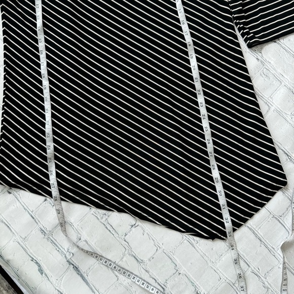 Chico’s Travelers black white stripes asymmetrical hem tunic top size 2 - Picture 9 of 9